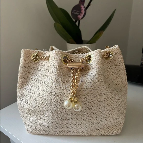 Elegant Cream Woven Bag with Gold Accents - Picture 2 of 6